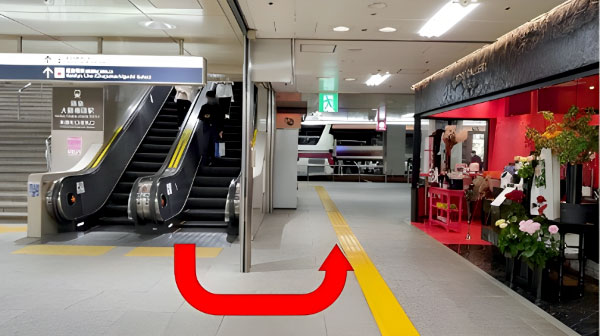 茶屋町改札⼝の階段